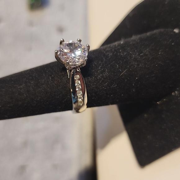 ROUND CUT SOLITAIRE ENGAGEMENT WEDDING RING - Picture 4 of 5